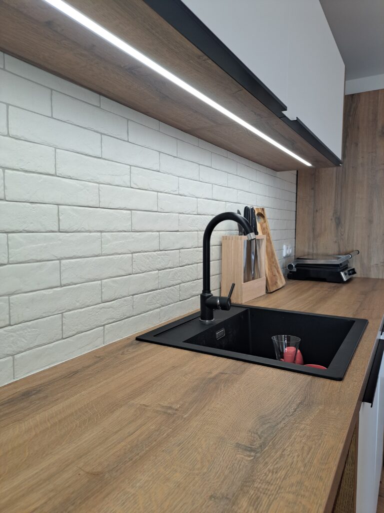 kuchyne_Halifax_bily mat_Franke_LED pasek